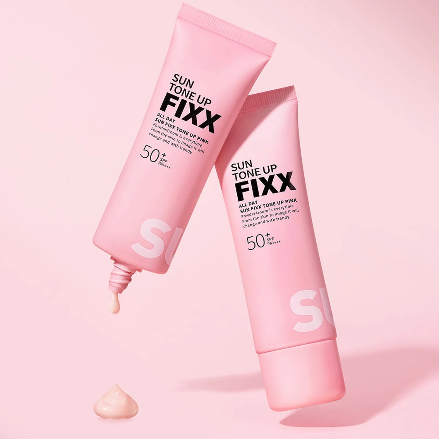 SO NATURAL All Day Sun Fixer Tone Up Pink 50ml, tubes roses sur fond pastel, crème solaire tonifiante de la marque.