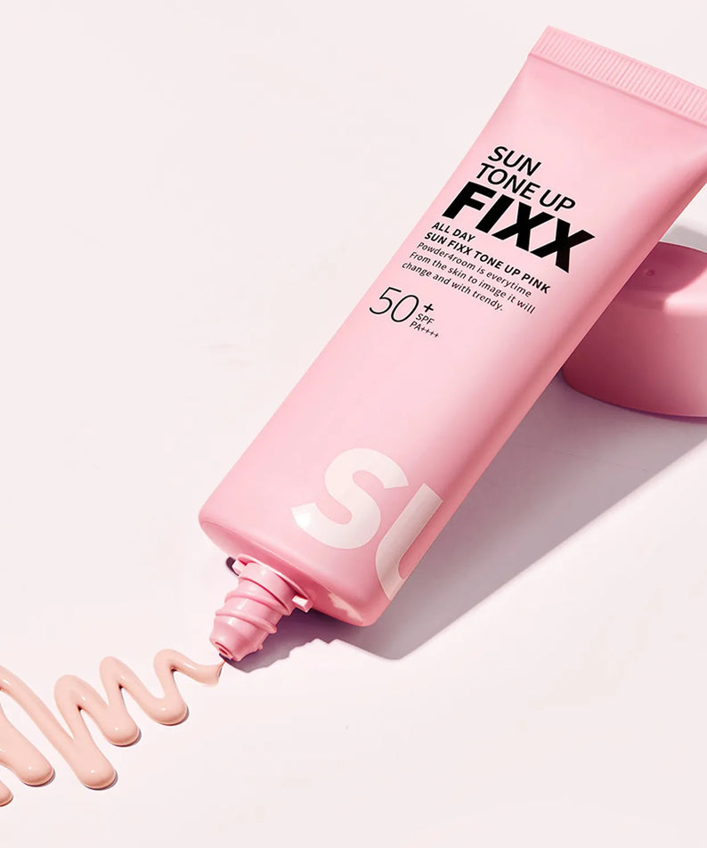 SO NATURAL All Day Sun Fixer Tone Up Pink 50ml, tube rose FX tuantée sur fond clair, contexte beauté en gros plan.