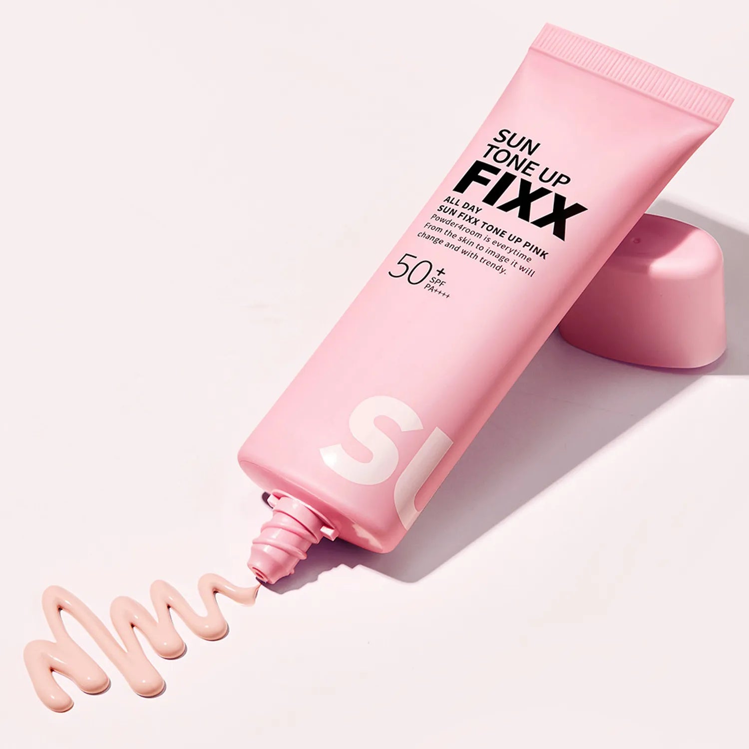 SO NATURAL All Day Sun Fixer Tone Up Pink 50ml, tube rose FX tuantée sur fond clair, contexte beauté en gros plan.