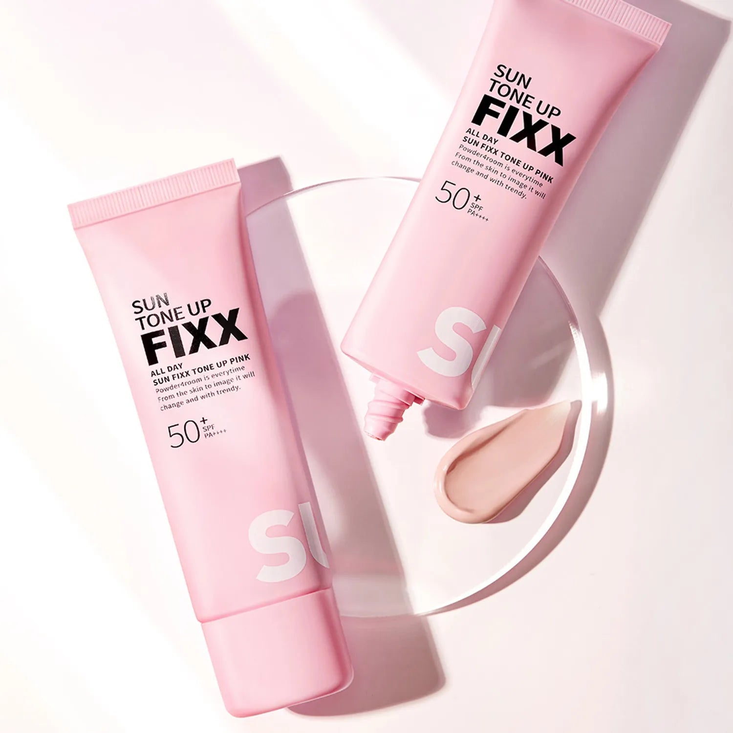 SO NATURAL All Day Sun Fixer Tone Up Pink 50ml, tubes rose devant fond clair et teinte maquillage, photo produit
