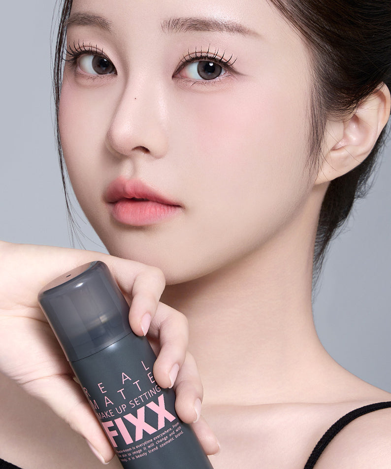 SO NATURAL Real Matte Makeup Setting Fixer 75ml, produit maquillage mat sur fond bleu, visage de femme en gros plan