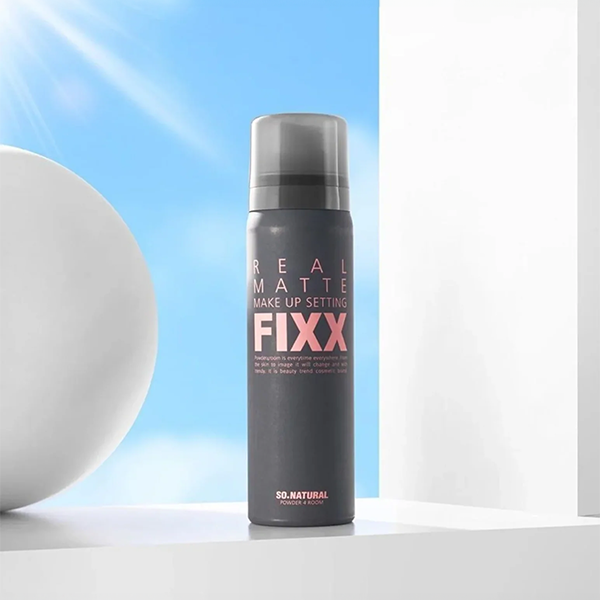 SO NATURAL Real Matte Makeup Setting Fixer 75ml, flacon noir sur fond blanc et ciel bleu, maquillage matifiant