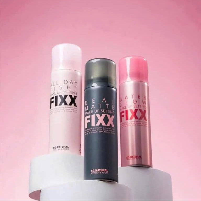 SO NATURAL Real Matte Makeup Setting Fixer 75ml sur socle, flacons maquillage mat en fond rose pastel