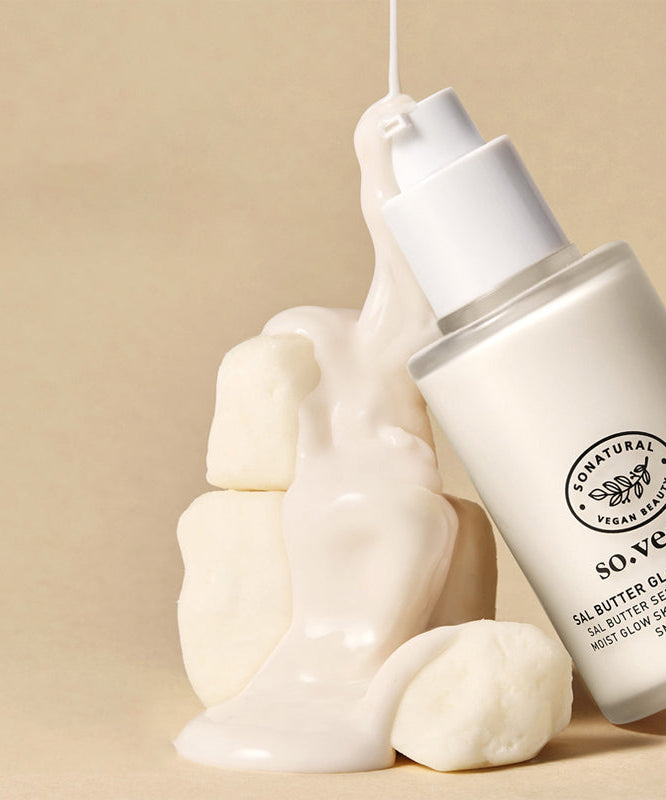 SO NATURAL Sal Butter Blending Serum 50ml, pot blanc et crème, ambiance skincare naturelle sur fond beige