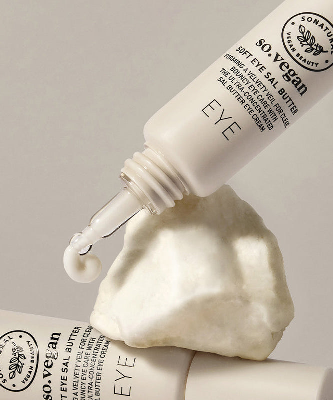 SO NATURAL Soft Eye Sal Butter 30ml de So Natural, crème contour des yeux sur texture blanche, photo produit en studio.