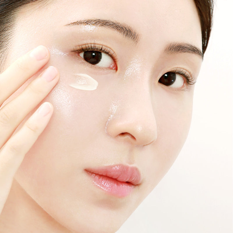 Décris l'image en français : SO NATURAL Soft Eye Sal Butter 30ml de la marque, soin contour des yeux sur visage, texture crème