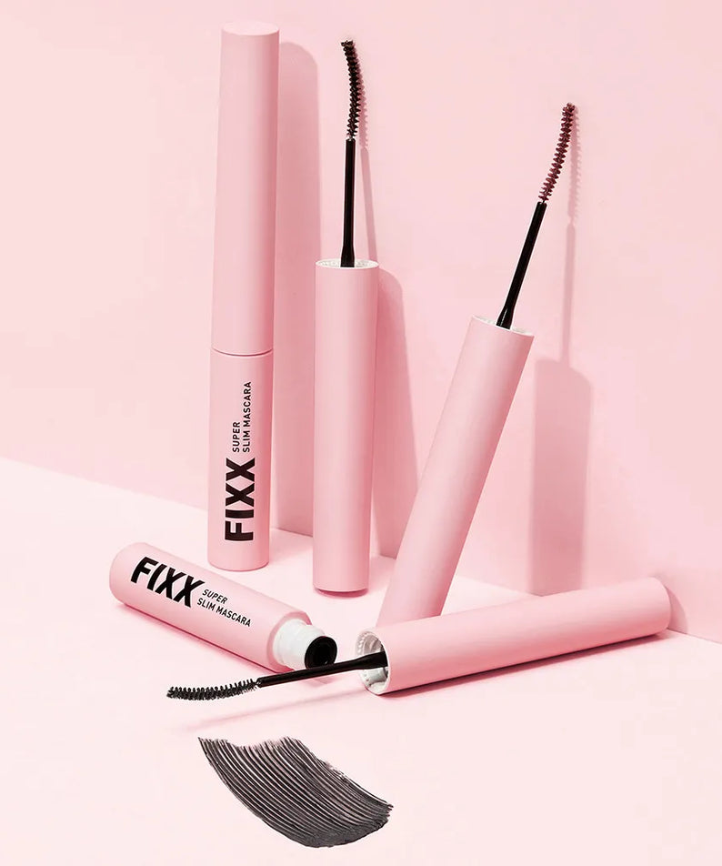 SO NATURAL Super Fix Slim Mascara de la marque SO NATURAL, pack rose sur fond clair, brosse et flacon visibles.