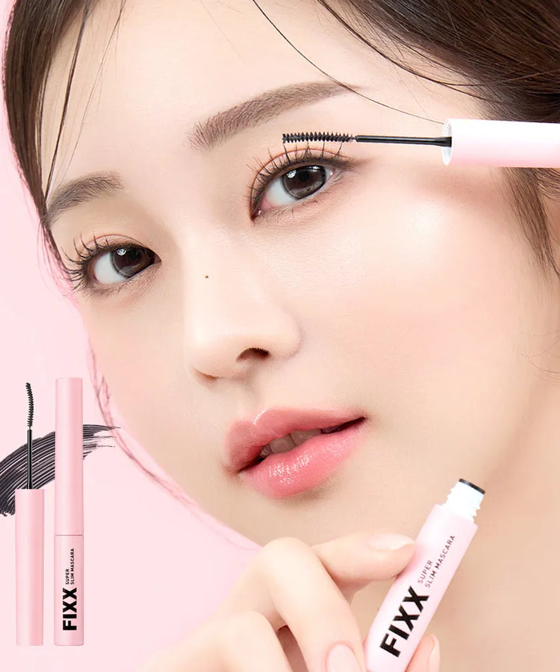 SO NATURAL Super Fix Slim Mascara : gros plan sur un maquillage des cils avec le tube, marque SO NATURAL, fond rose.