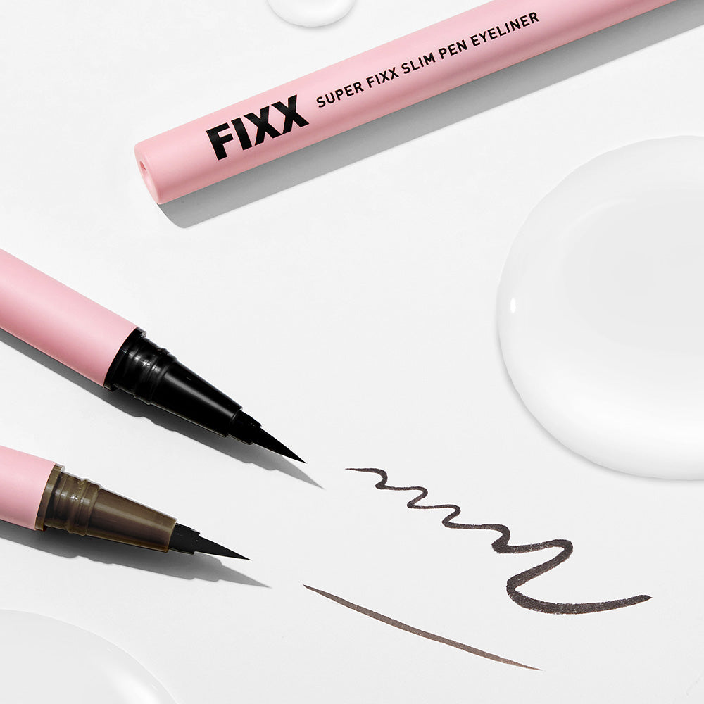 SO NATURAL Super Fix Slim Pen Eyeliner de la marque SO NATURAL sur fond blanc, tracé de regard visible, pinceau fin.