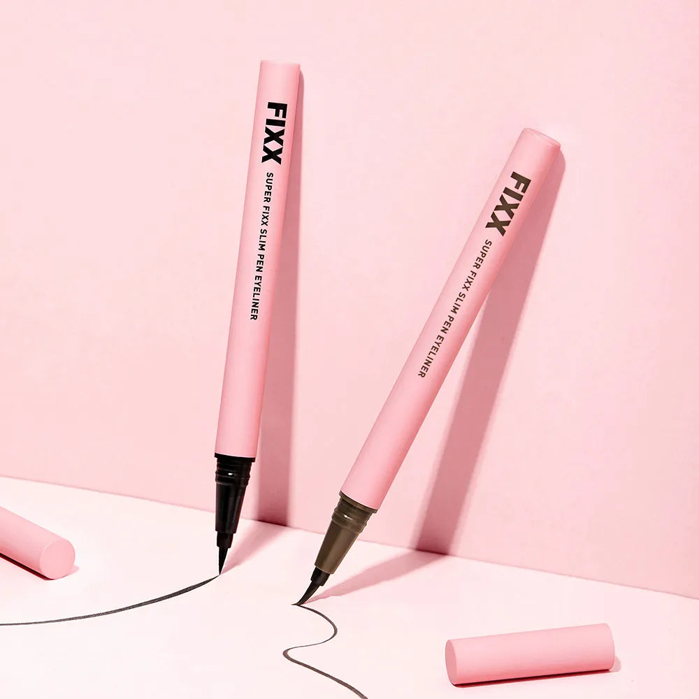 SO NATURAL Super Fix Slim Pen Eyeliner, stylos eyeliner de la marque sur fond rose pastel, vue produit maquillage