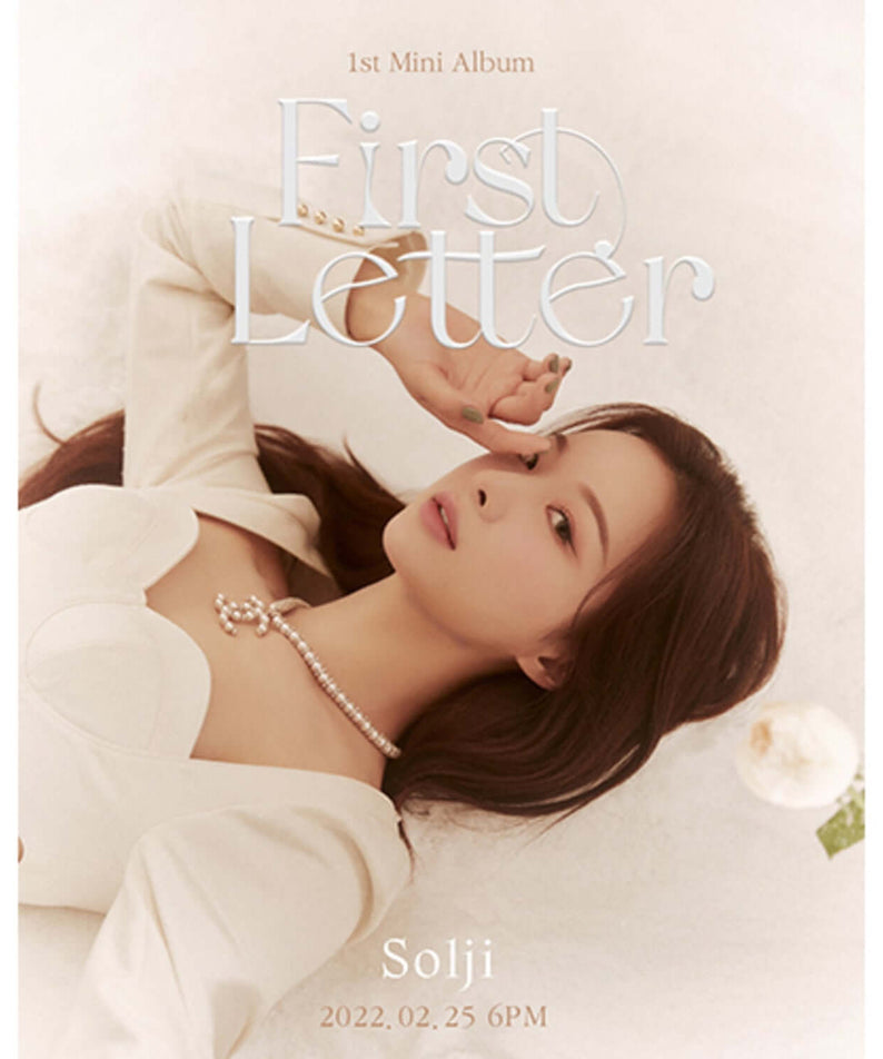 SOLJI - [First Letter] - Album Kpop, couverture du mini album Solji, photo en studio d’une fan en tenue blanche, style Kpop