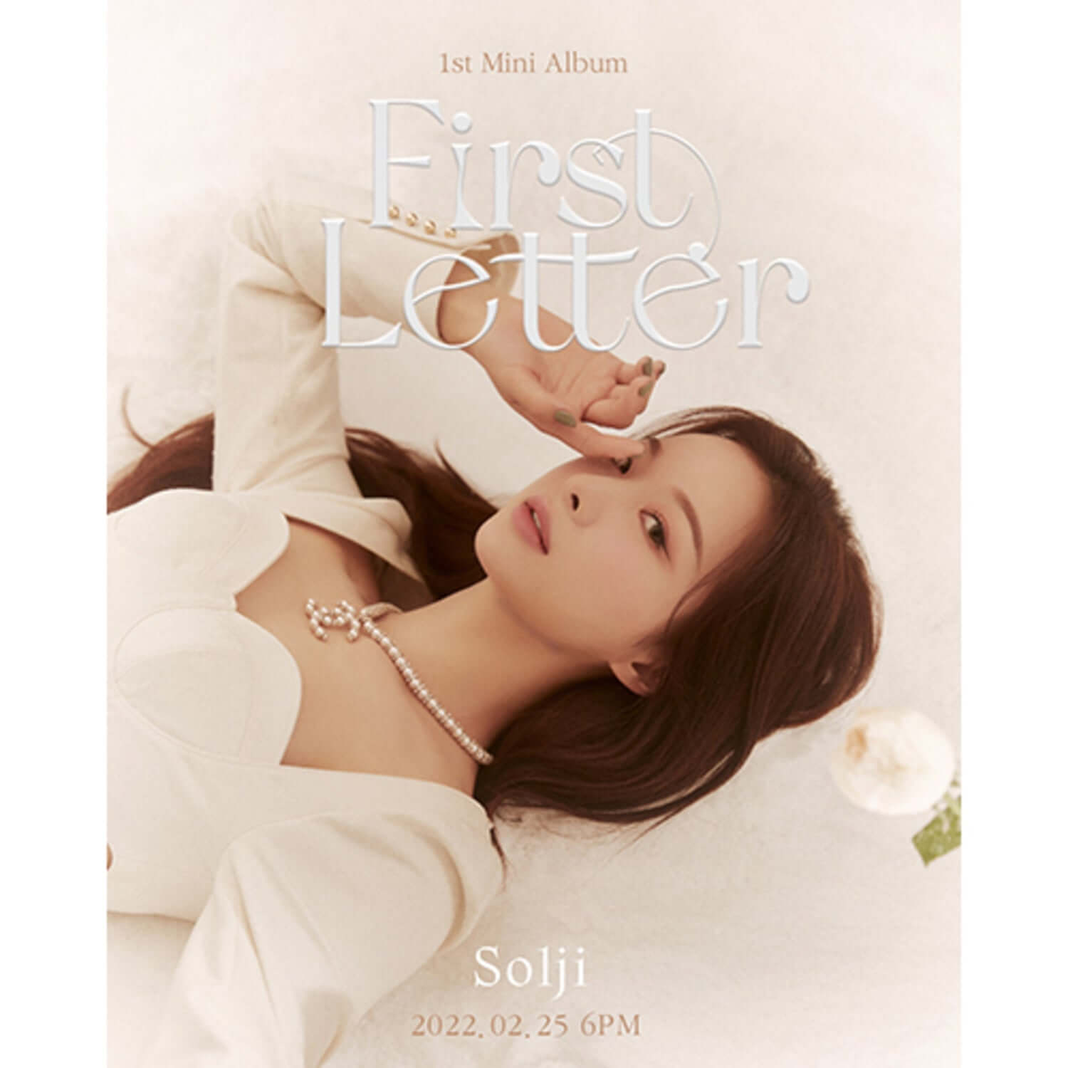 SOLJI - [First Letter] - Album Kpop, couverture du mini album Solji, photo en studio d’une fan en tenue blanche, style Kpop