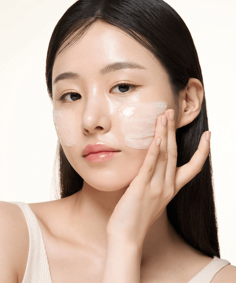 SOME BY MI Lacto Mild Peeling Bubble Cleanser 180ml, marque SOME BY MI sur peau avec mousse, visage en gros plan.