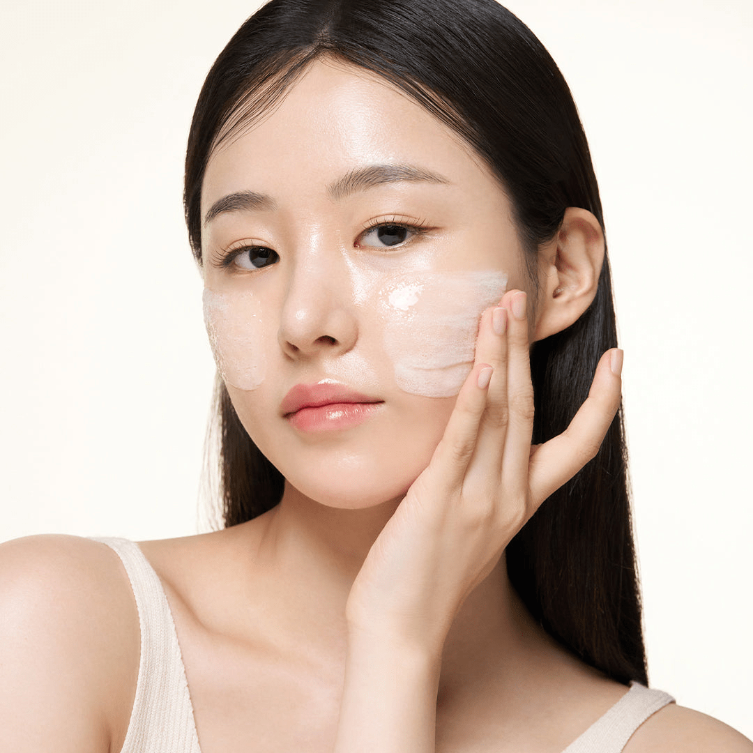 SOME BY MI Lacto Mild Peeling Bubble Cleanser 180ml, marque SOME BY MI sur peau avec mousse, visage en gros plan.