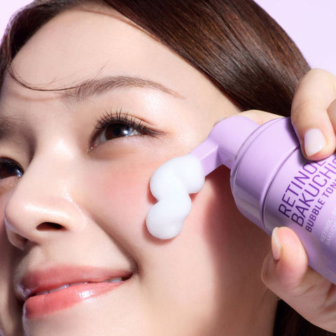 SOME BY MI Retinol Bakuchiol Bubble Toner 100ml, application sur visage en gros plan, marque SOME BY MI, bulle violette