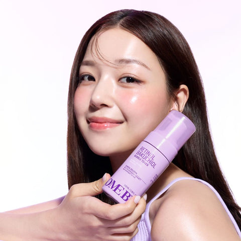 SOME BY MI Retinol Bakuchiol Bubble Toner 100ml, produit cosmétique tenu par une femme sur fond clair