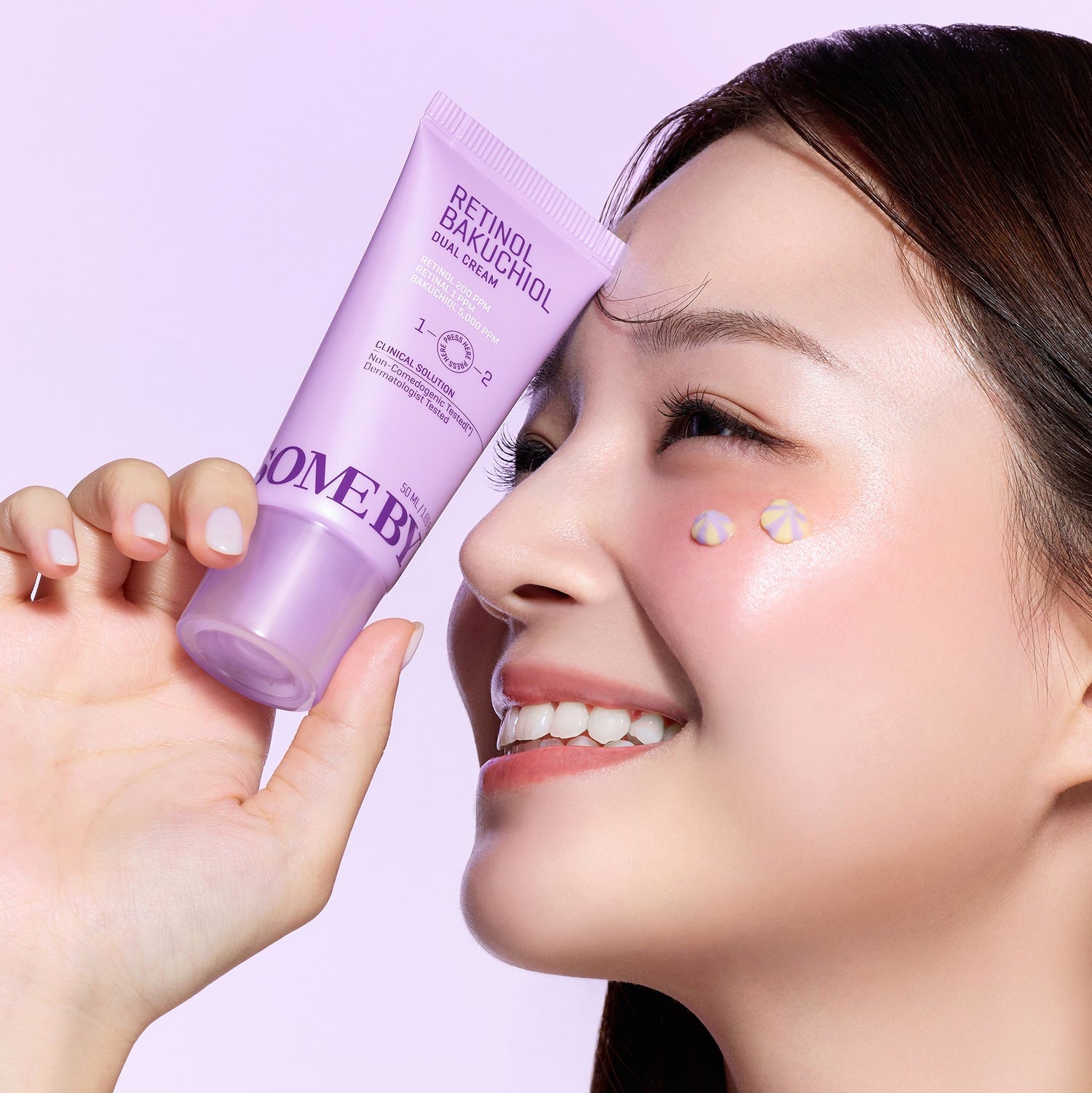 SOME BY MI Retinol Bakuchiol Dual Cream 50ml, marque SOME BY MI, femme visage maquillé, tube crème sur fond violet