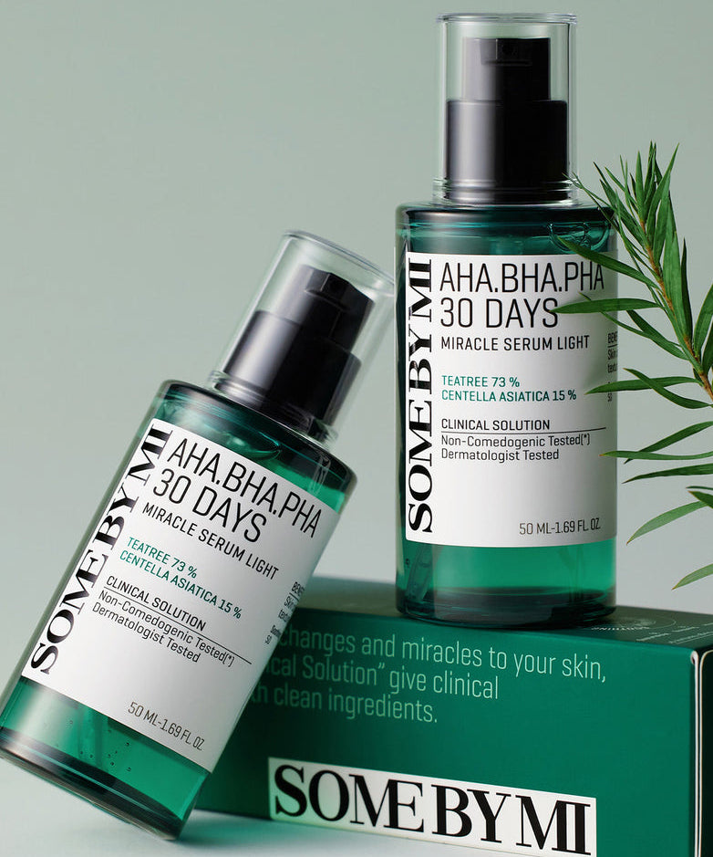 Décris l'image: SOME BY MI AHA.BHA.PHA Miracle Serum Light 50ml, flacons verts sur fond clair, marque SOME BY MI.