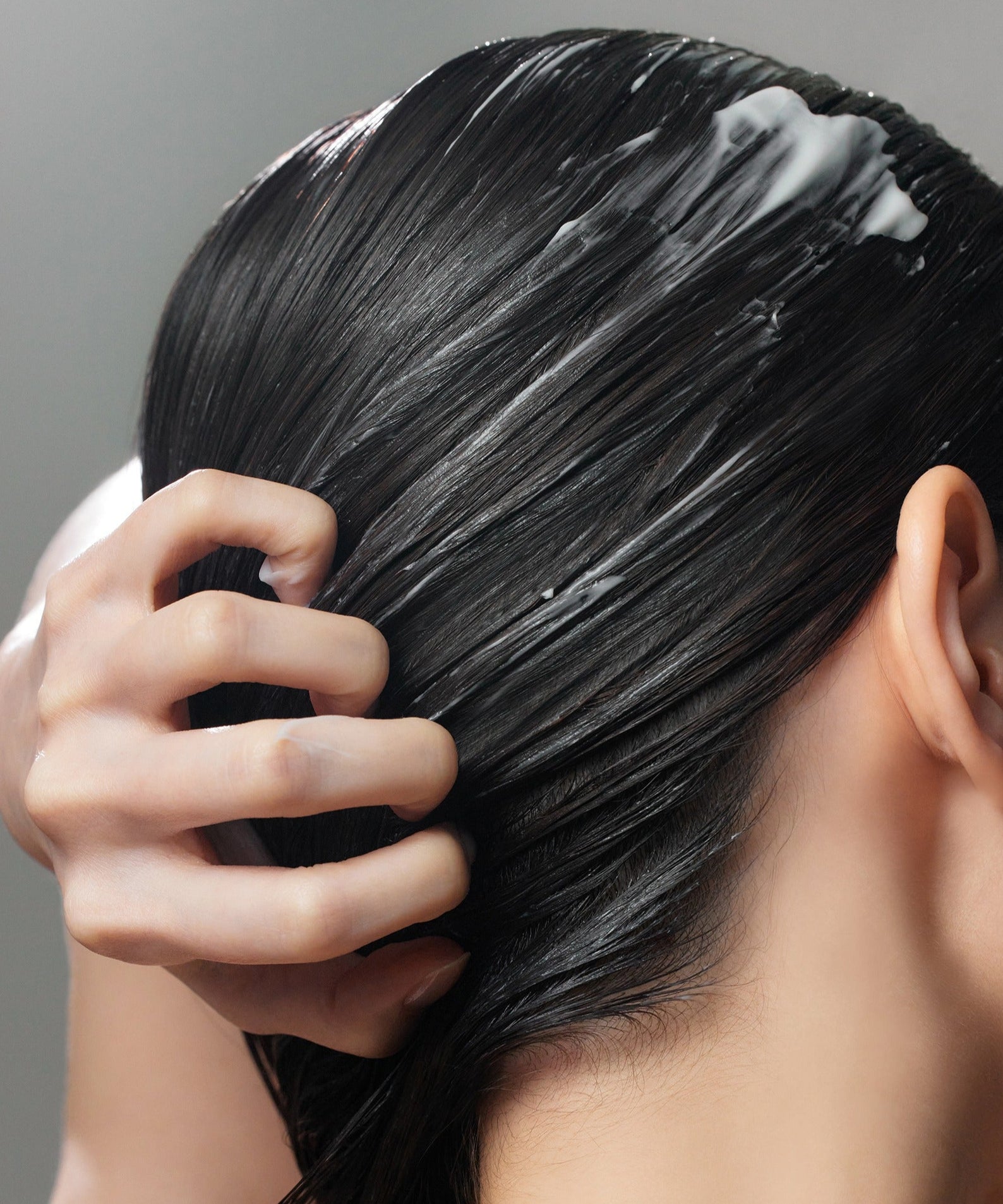 Application du SOME BY MI Cica Peptide Anti Hair Loss Derma Scalp Treatment 50ml sur le cuir chevelu pour réduire la chute de cheveux.