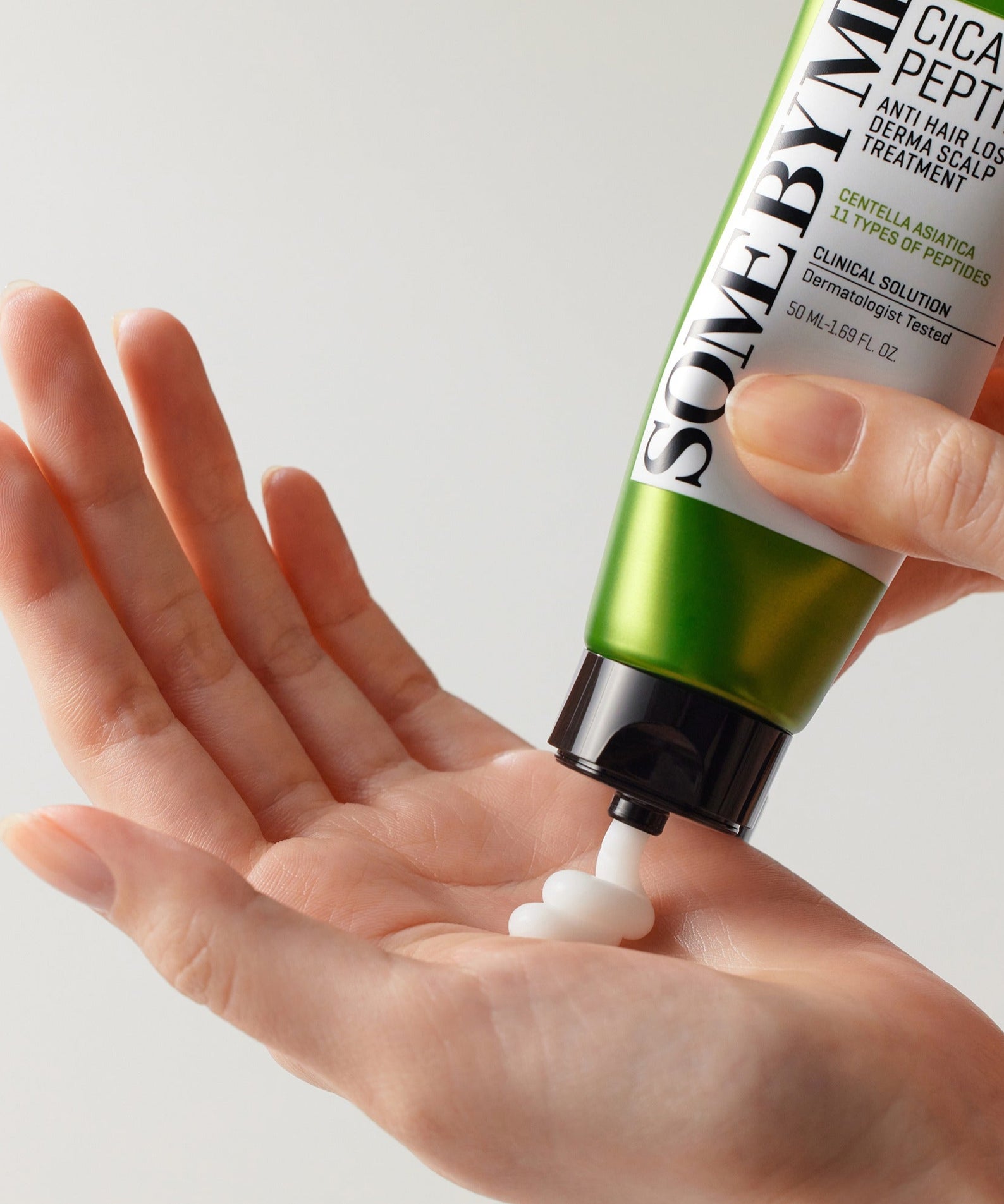 Application de SOME BY MI Cica Peptide Anti Hair Loss Derma Scalp Treatment 50ml sur la main