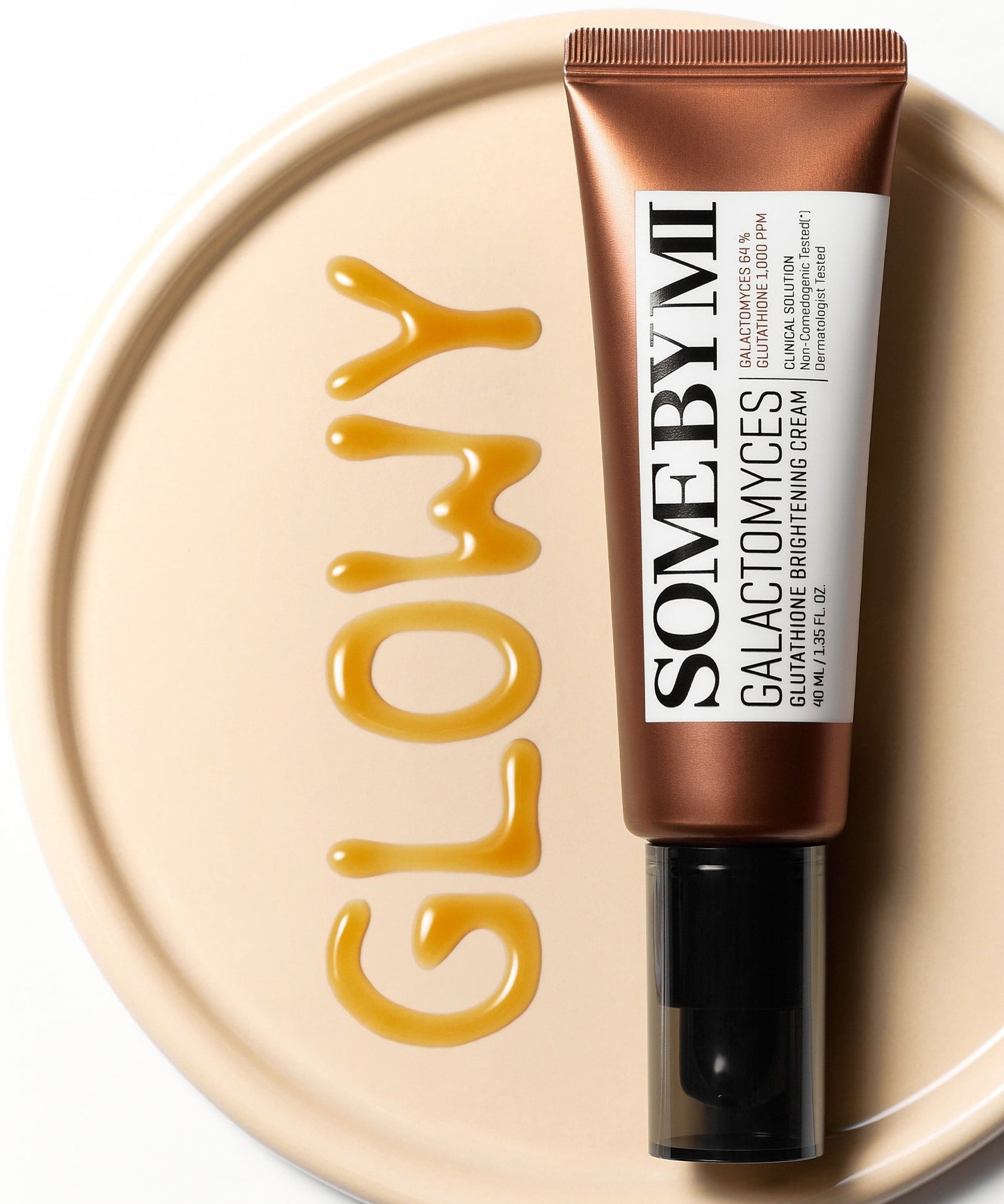 Crème Éclaircissante SOME BY MI Galactomyces Glutathione 40ml posée sur un plateau beige avec le mot 'GLOWY' en fond.