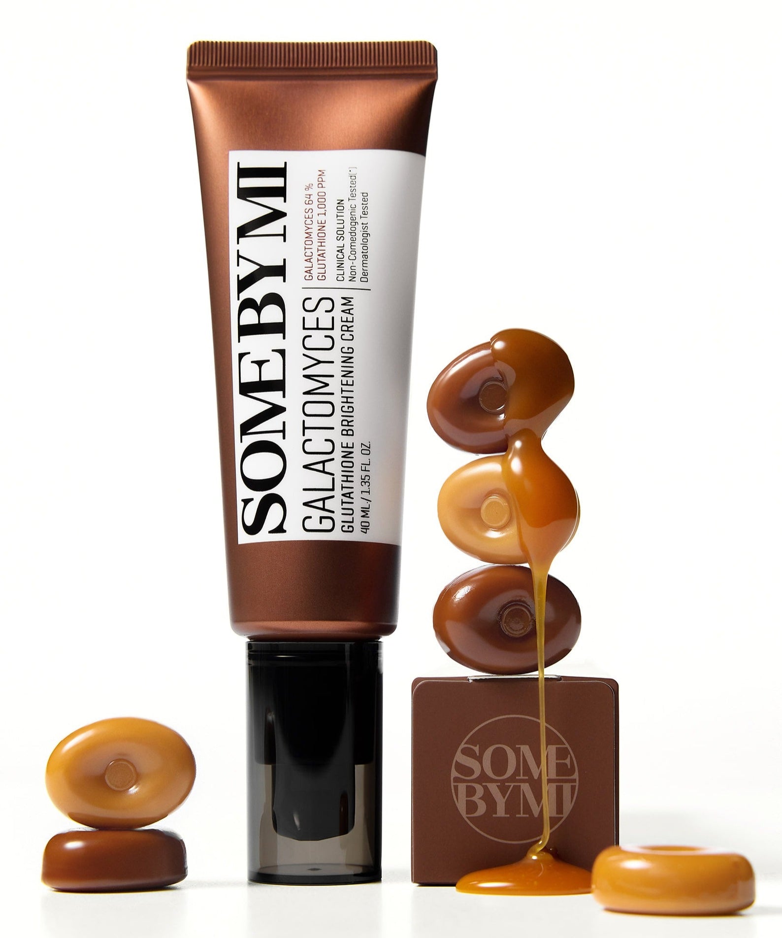 Crème éclaircissante SOME BY MI Galactomyces Glutathione Brightening Cream 40ml avec texture innovante en arrière-plan.