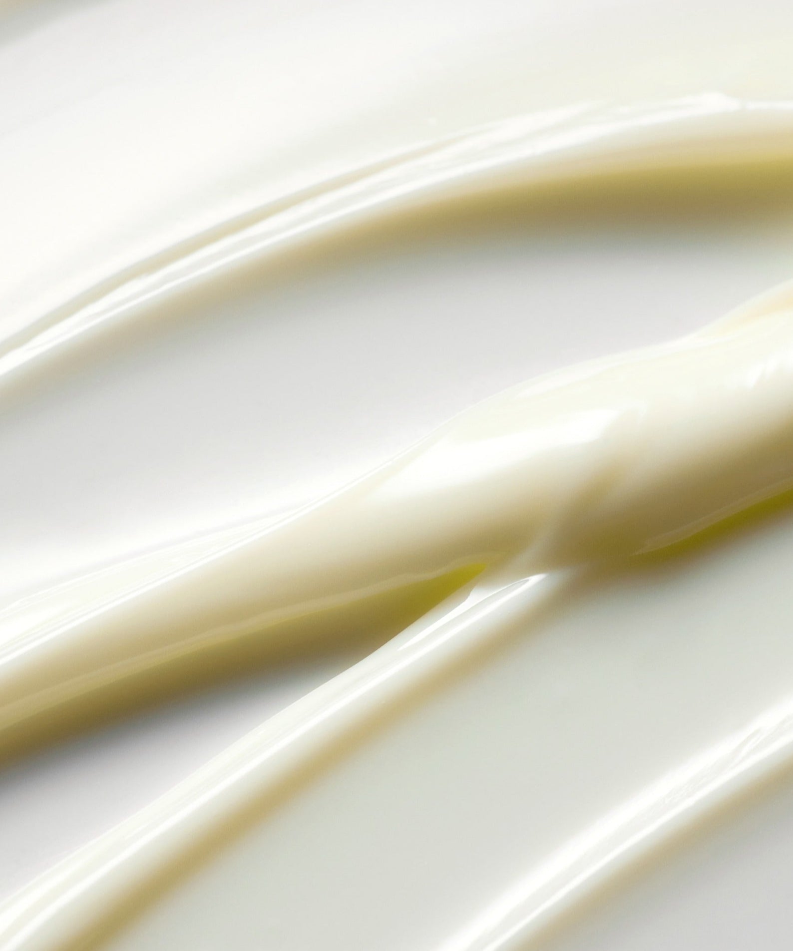 Texture de la SOME BY MI Galactomyces Glutathione Brightening Cream 40ml, crème éclaircissante, fond blanc crèmeux.