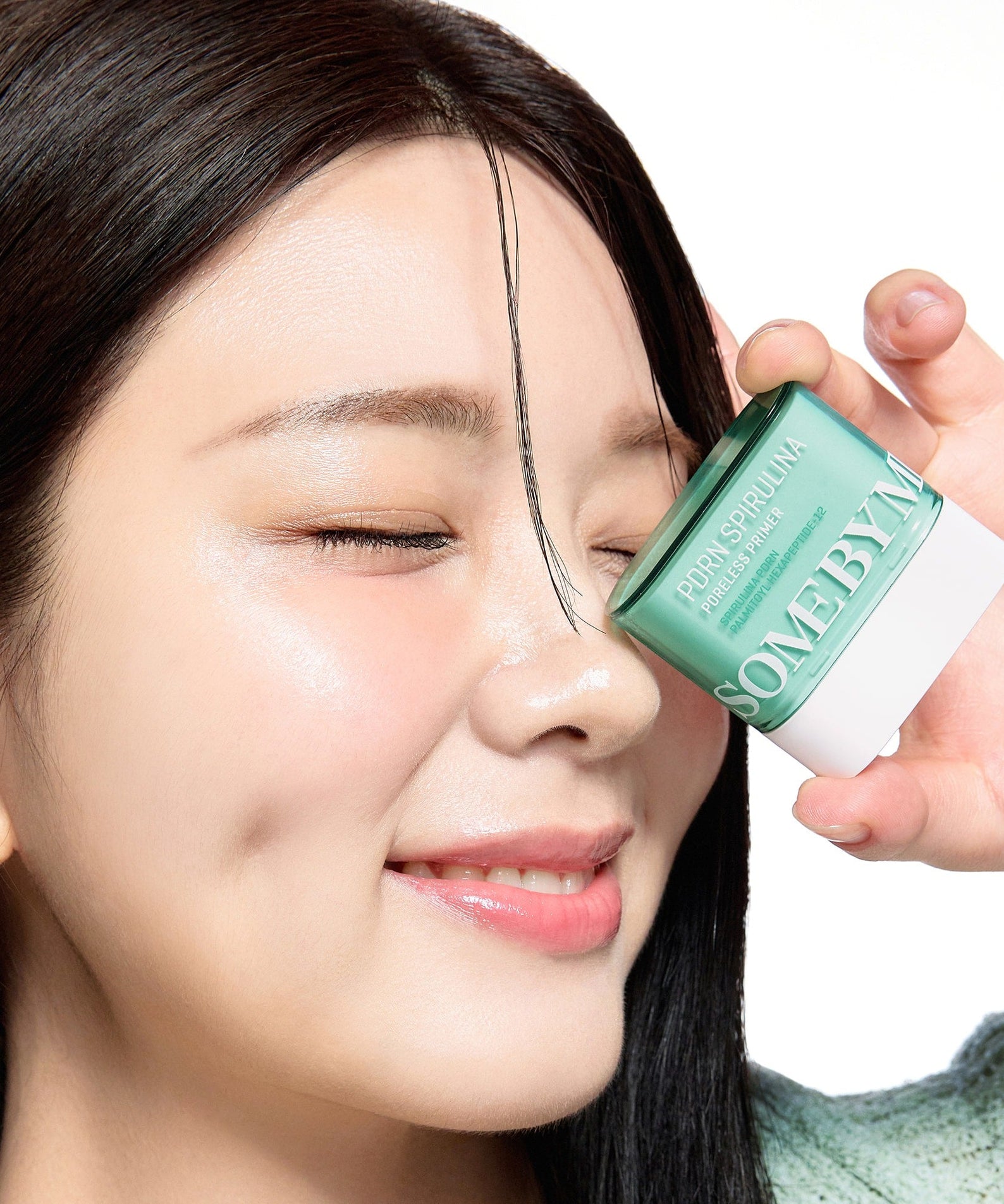 Femme souriante avec SOME BY MI PDRN Spirulina Poreless Primer 10g pour un teint parfait et lisse.