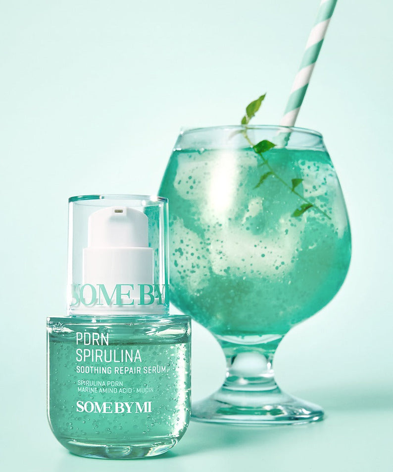 SOME BY MI PDRN Spirulina Soothing Repair Serum 50ml flacon avec boisson spiruline en arrière-plan sur fond vert clair