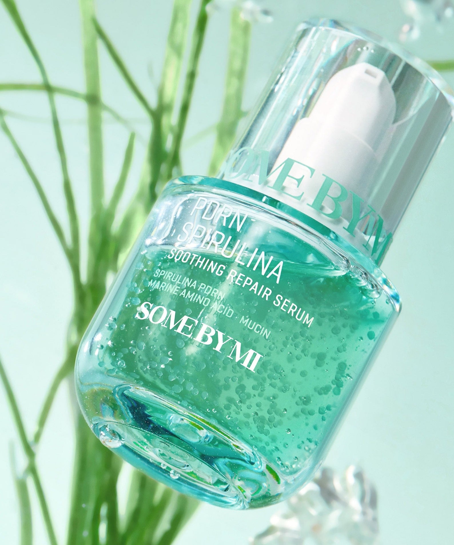 SOME BY MI PDRN Spirulina Soothing Repair Serum 50ml en gros plan, sérum apaisant et réparateur de 50ml sur fond naturel.