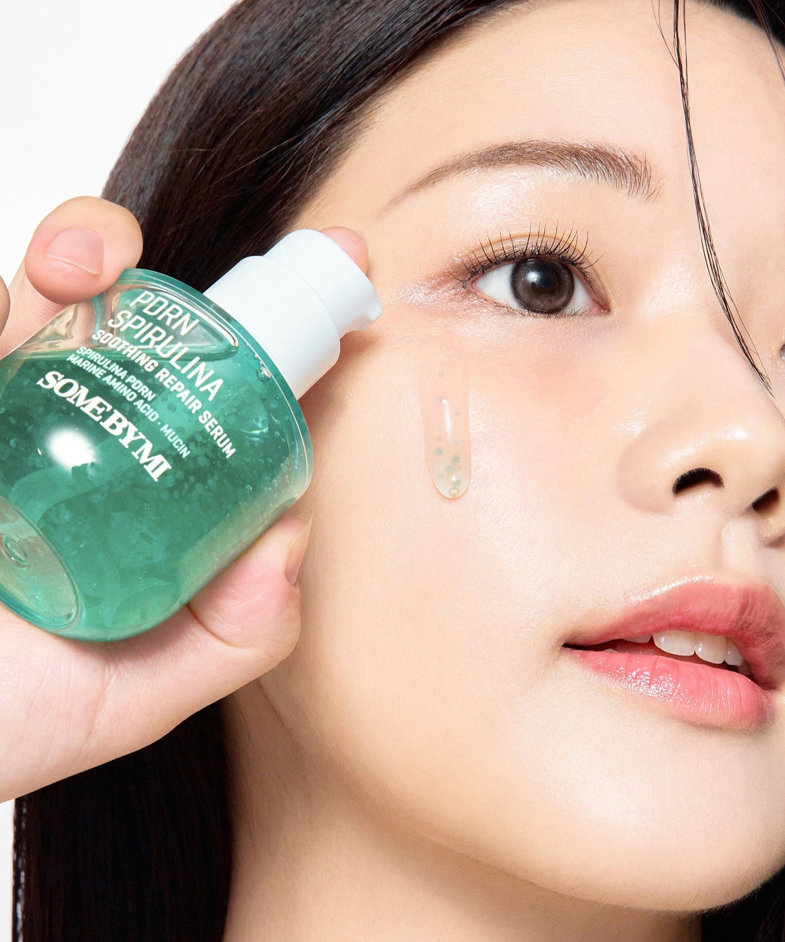 Femme appliquant le SOME BY MI PDRN Spirulina Soothing Repair Serum 50ml sur sa peau, un sérum apaisant et réparateur.