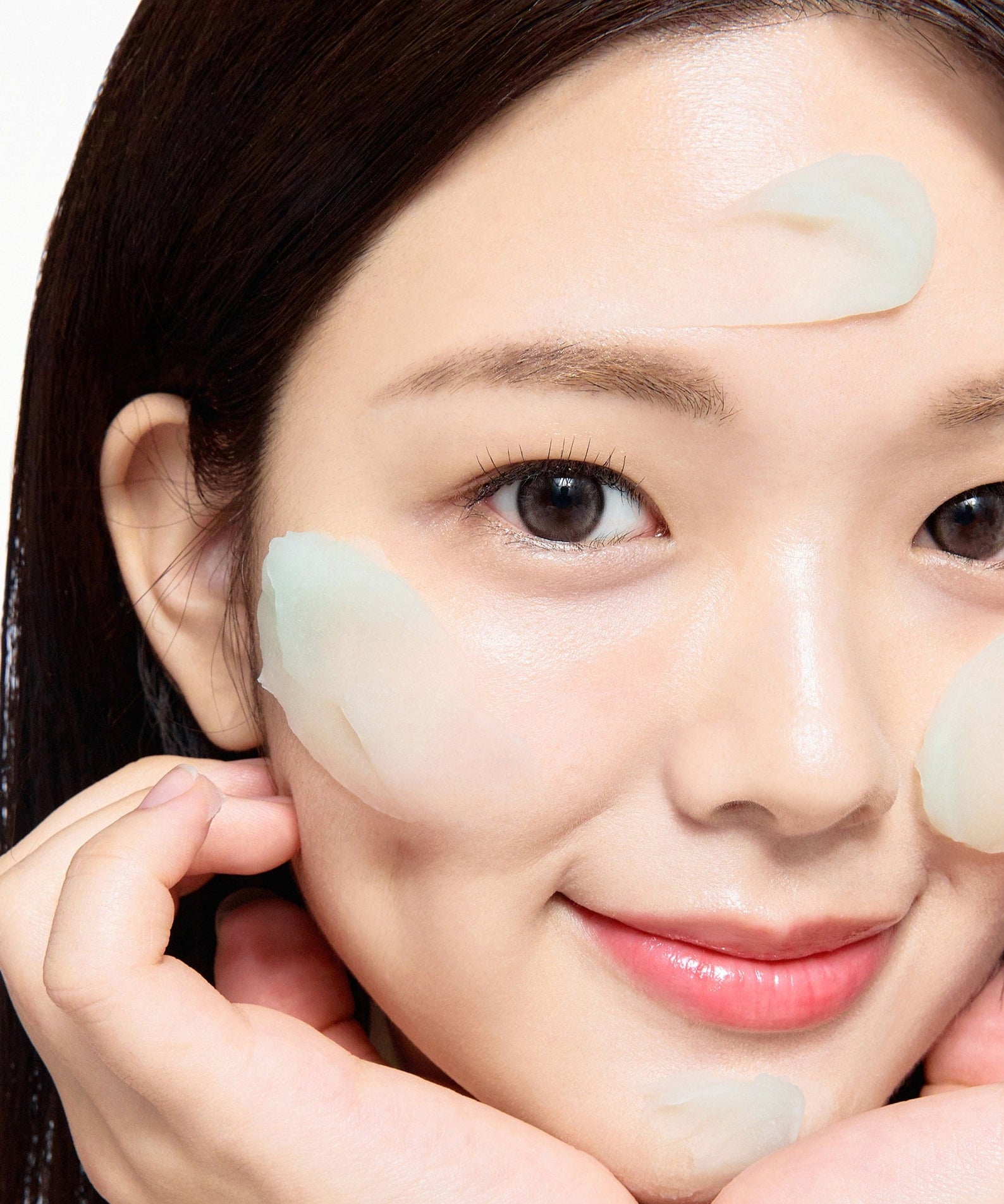 Femme avec masque SOME BY MI PDRN Spirulina Soothing Sherbet Mask 1g x 10ea appliqué, peau lisse et fraîche.