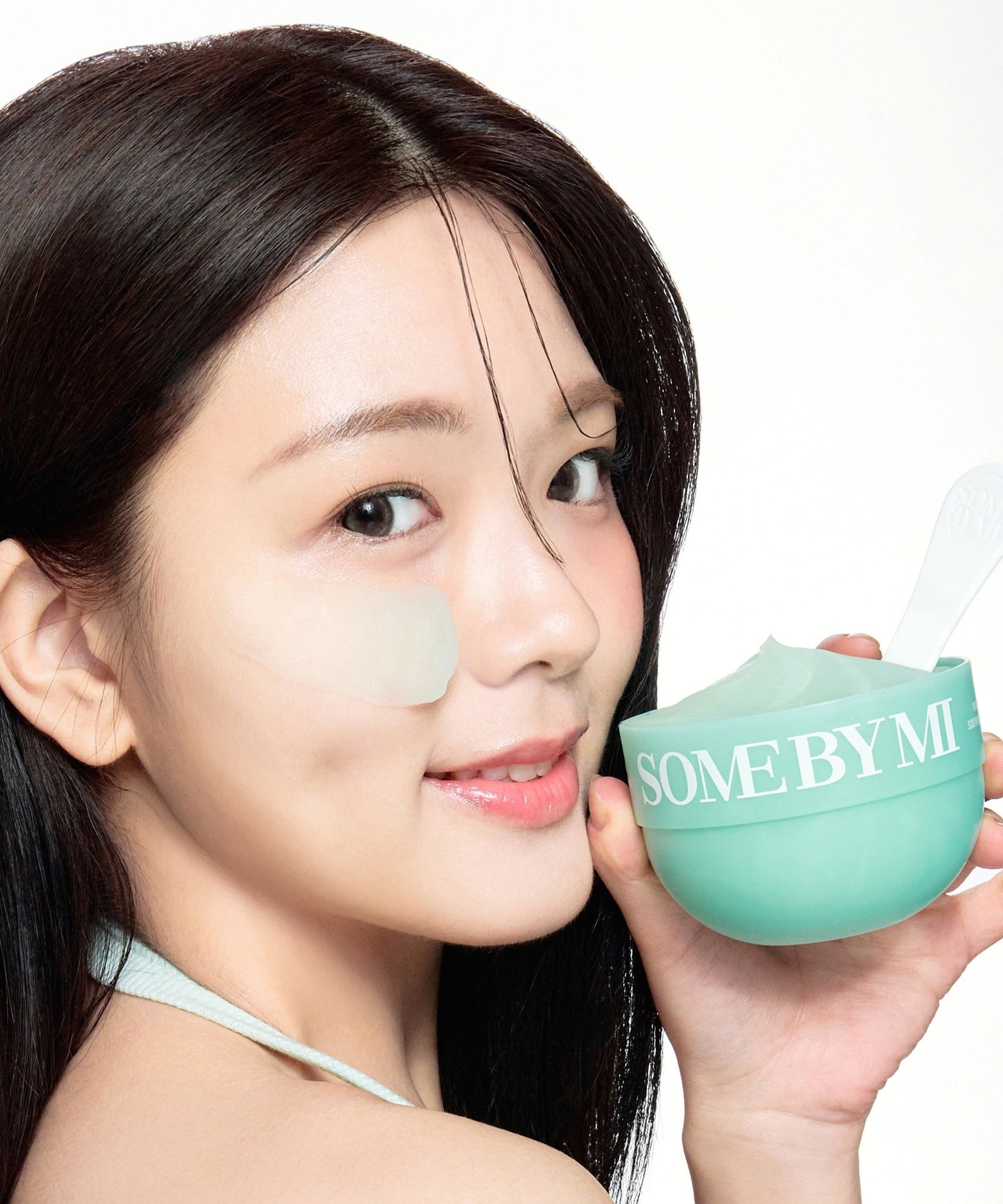 Femme utilisant SOME BY MI PDRN Spirulina Soothing Sherbet Mask 1g x 10ea pour apaiser sa peau.