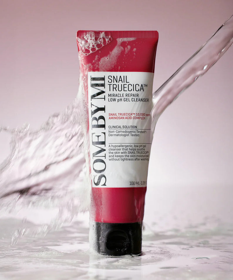 SOME BY MI Snail Truecica Miracle Repair Low PH Gel Cleanser 100ml, tube marquage sur fond éclaboussures d’eau