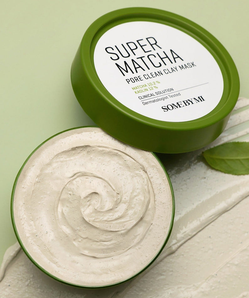 SOME BY MI Super Matcha Pore Clean Clay Mask 100g ouvert avec texture visible, argile naturelle sur fond vert.