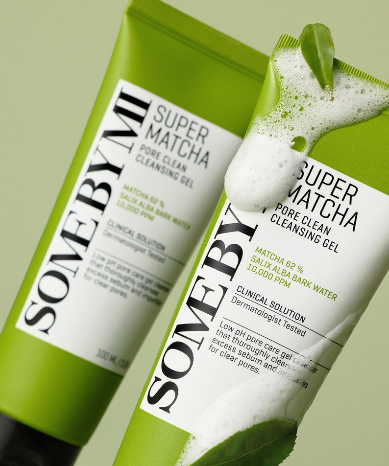 Produits de nettoyage visage SOME BY MI Super Matcha Pore Clean Cleansing Gel 100ml sur fond vert avec mousse luxuriante.