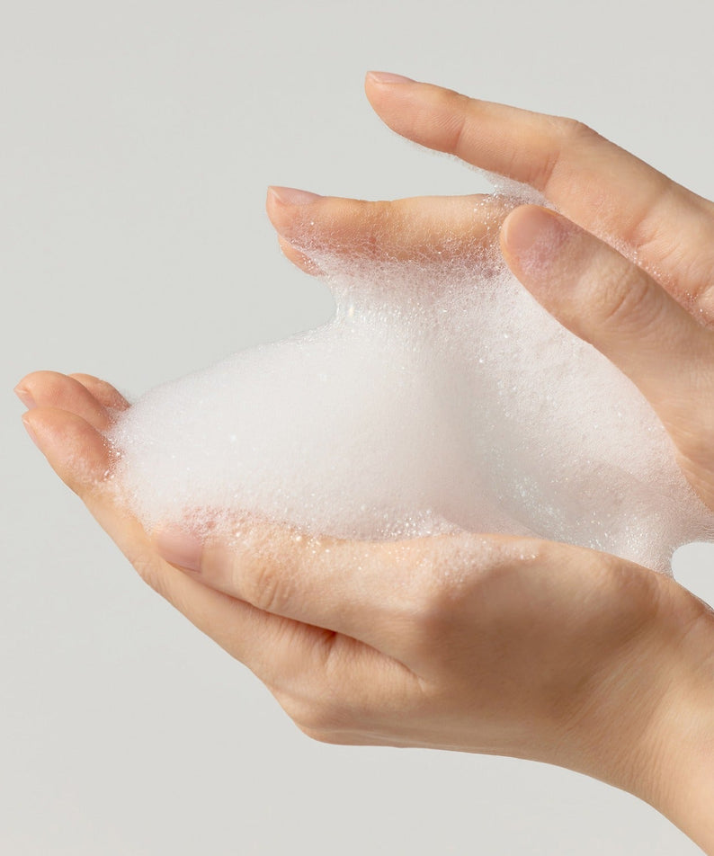 Mains tenant de la mousse du gel nettoyant SOME BY MI Super Matcha Pore Clean Cleansing Gel 100ml. Nettoyant visage efficace.