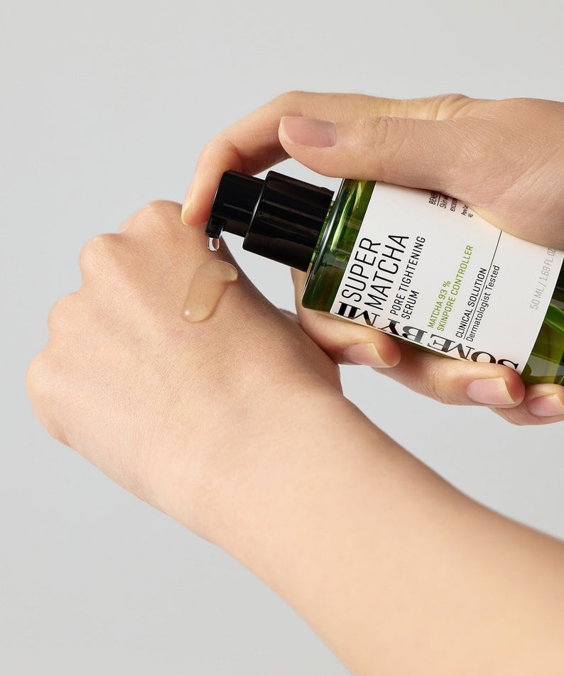 Application du sérum SOME BY MI Super Matcha Pore Tightening Serum 50ml sur une main pour resserrer les pores.