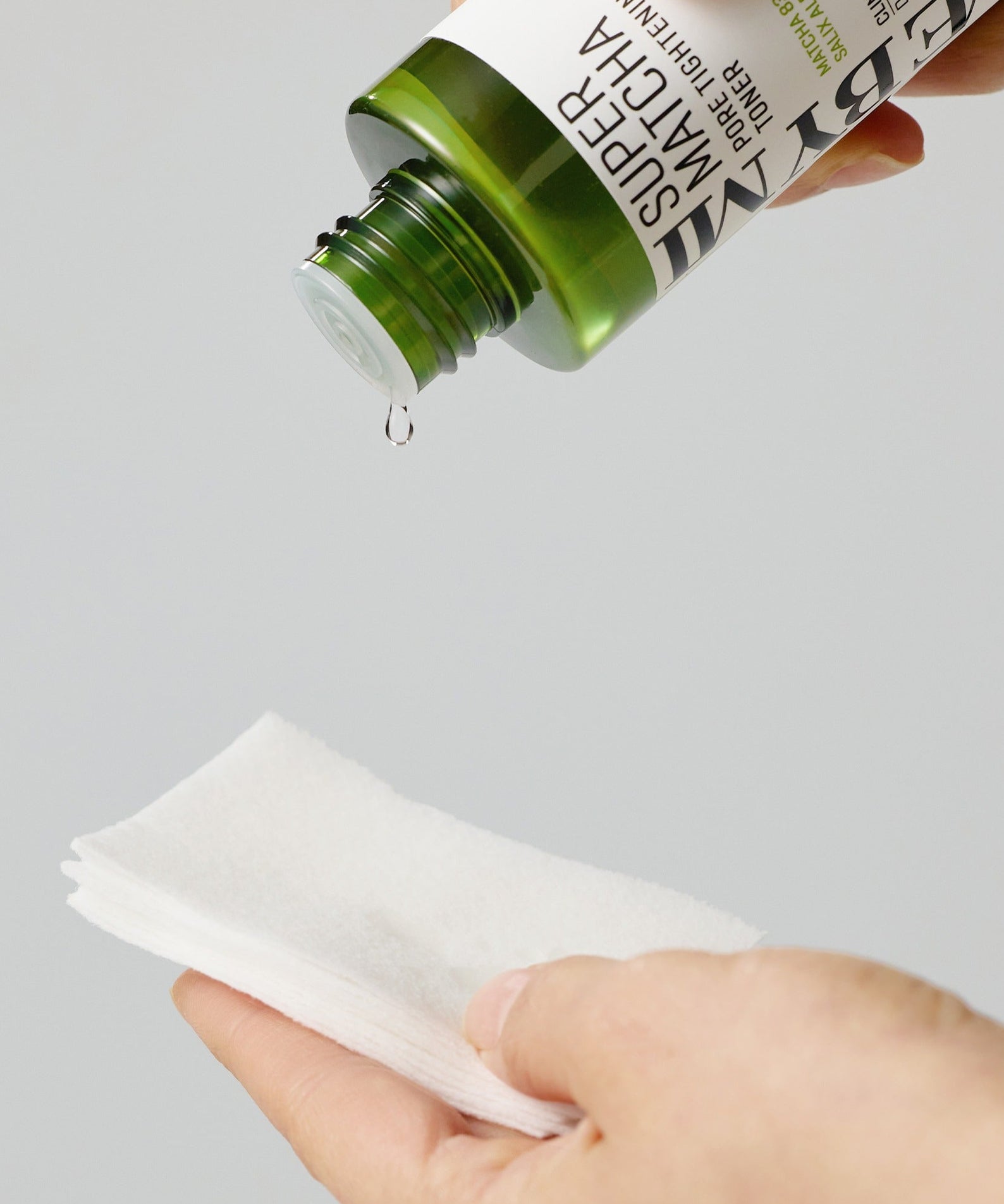 Versement du SOME BY MI Super Matcha Pore Tightening Toner 150ml sur un coton, tonifiant pour pores ressérés.