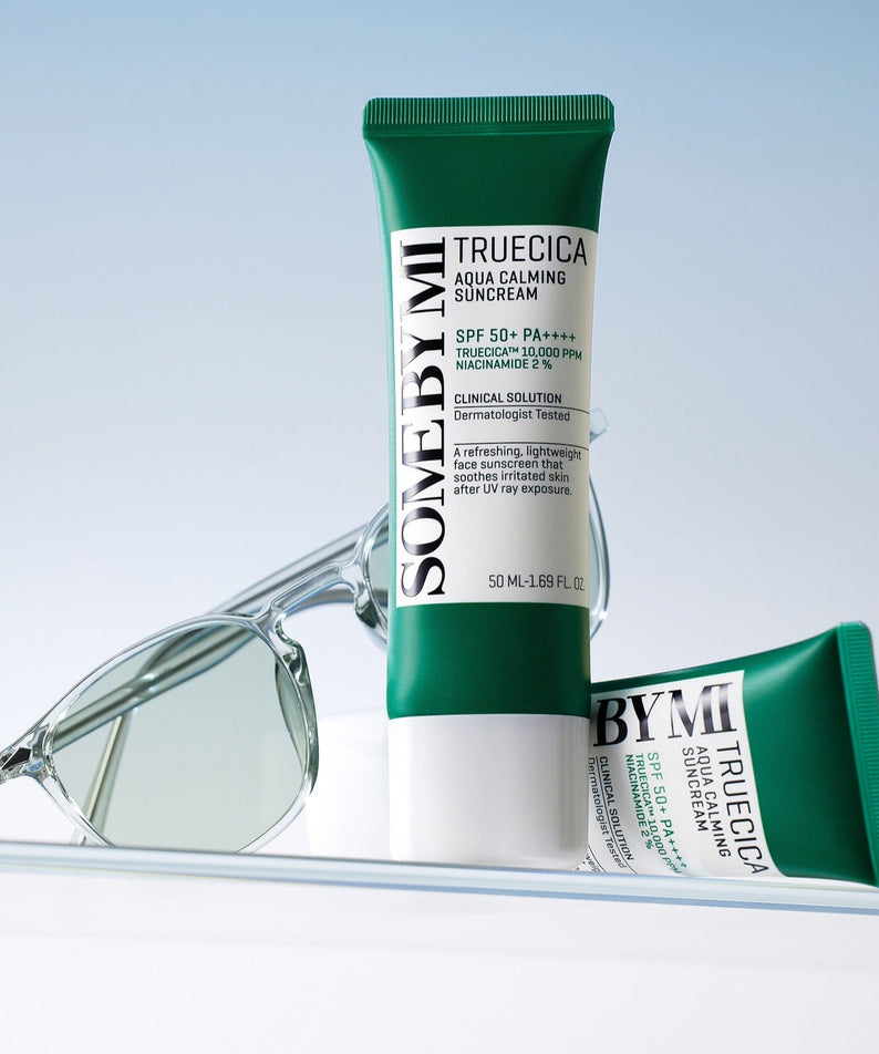 Crème solaire SOME BY MI Truecica Aqua Calming Sun Cream 50ml avec lunettes. Protection UV hydratante et apaisante.