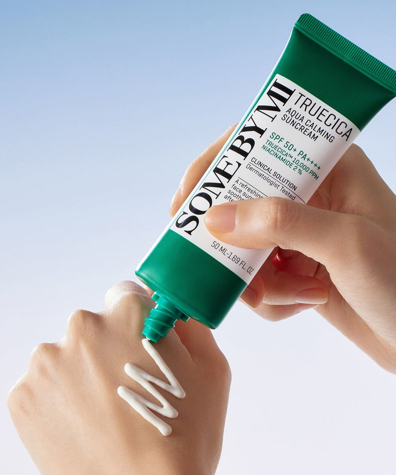 Tube de SOME BY MI Truecica Aqua Calming Sun Cream 50ml appliqué sur la main, crème solaire apaisante SPF.