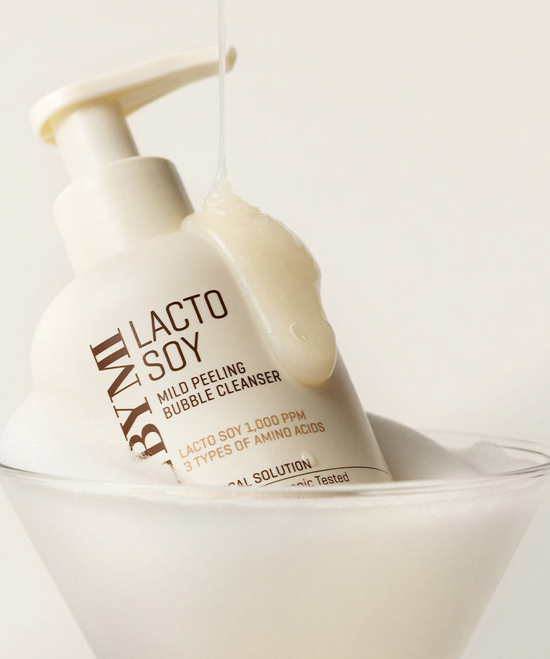 SOME BY MI Lacto Mild Peeling Bubble Cleanser 180ml : flacon et mousse en salle de bain, marque sur le packaging.