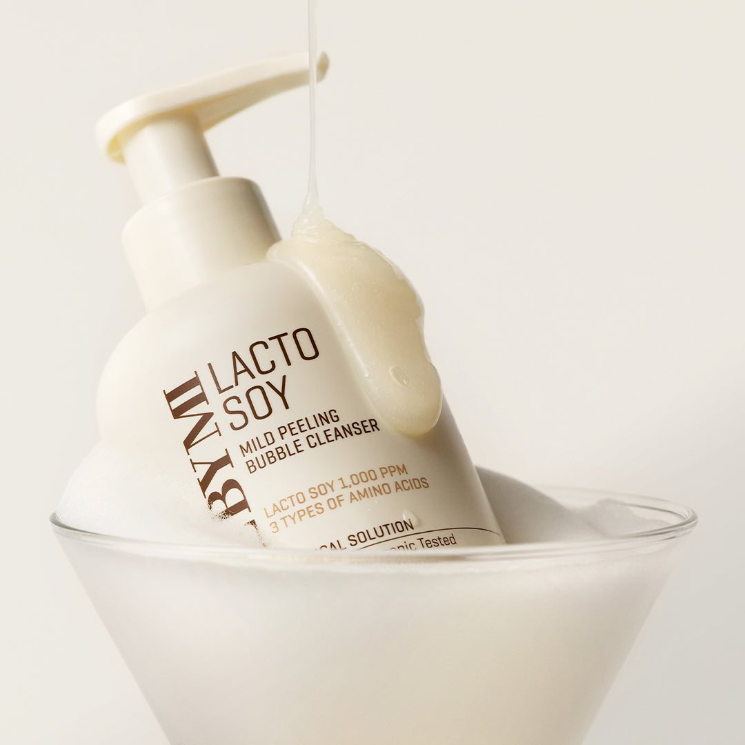 SOME BY MI Lacto Mild Peeling Bubble Cleanser 180ml : flacon et mousse en salle de bain, marque sur le packaging.