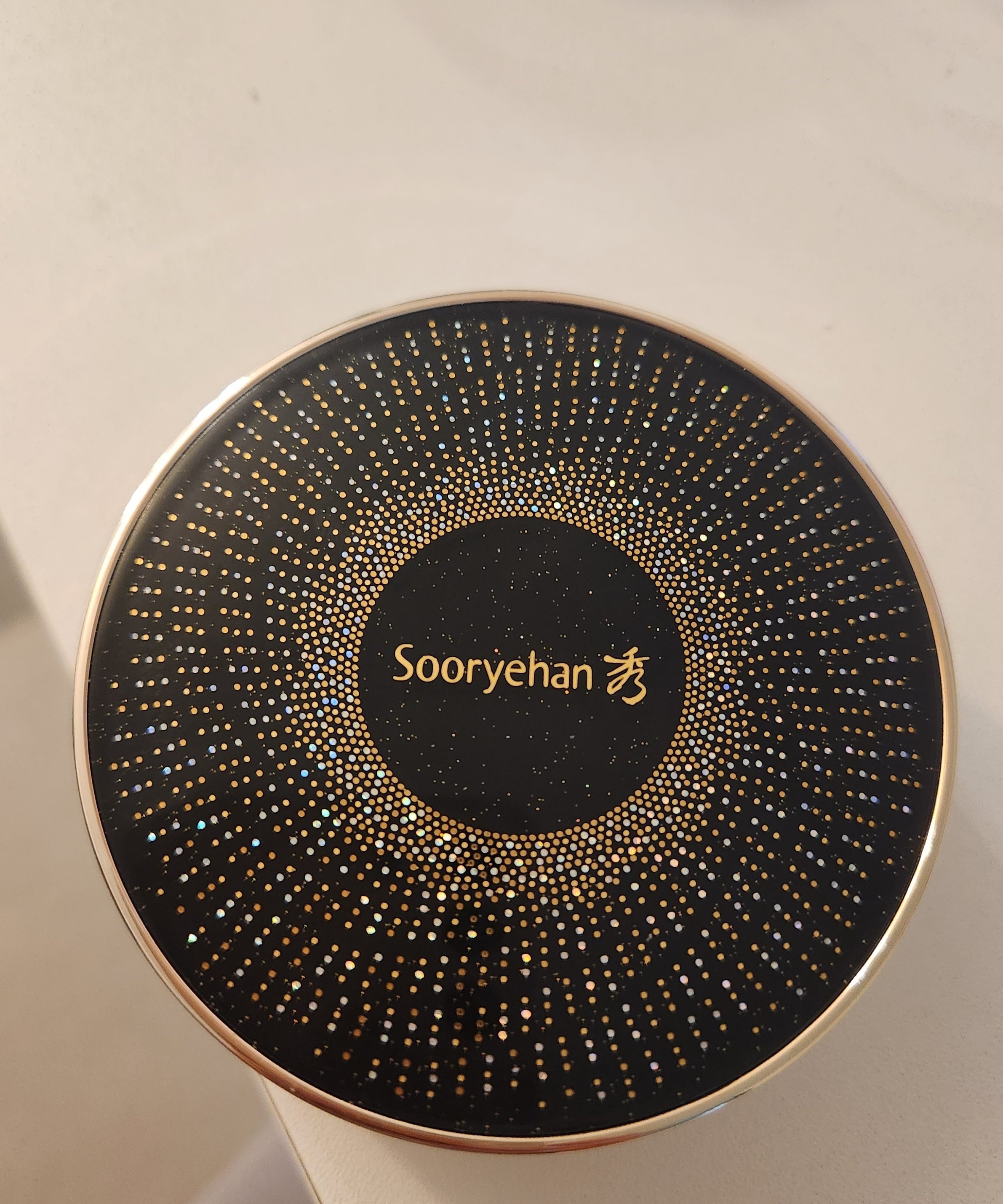 SOORYEHAN Beautiful Black Ginseng Cushion Project 15g : pot noir avec motif doré, en vitrine (marque Sooryehan).