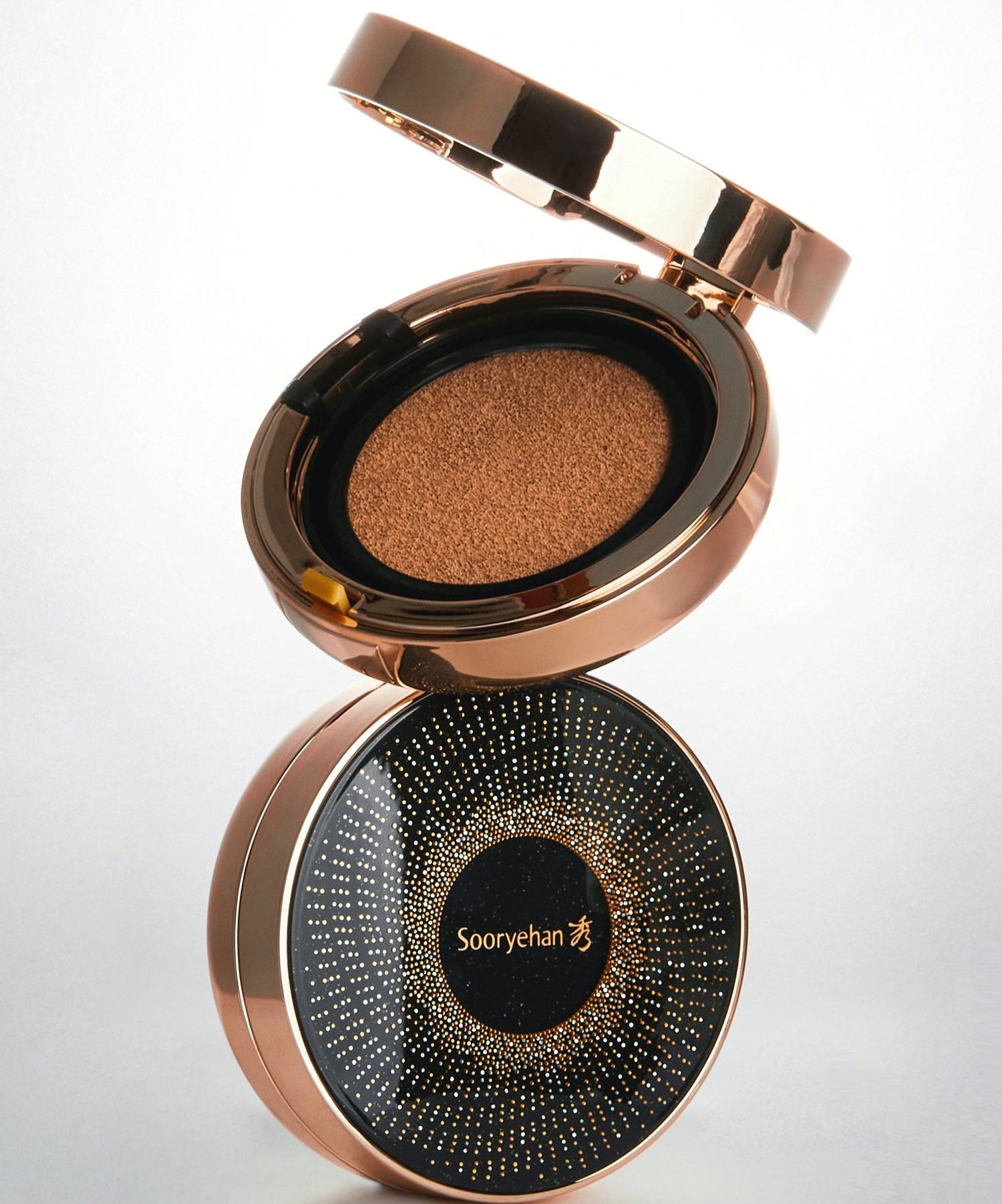 SOORYEHAN Beautiful Black Ginseng Cushion Project 15g : coussin maquillage noir doré, brand et boîtier ouvert sur fond clair.