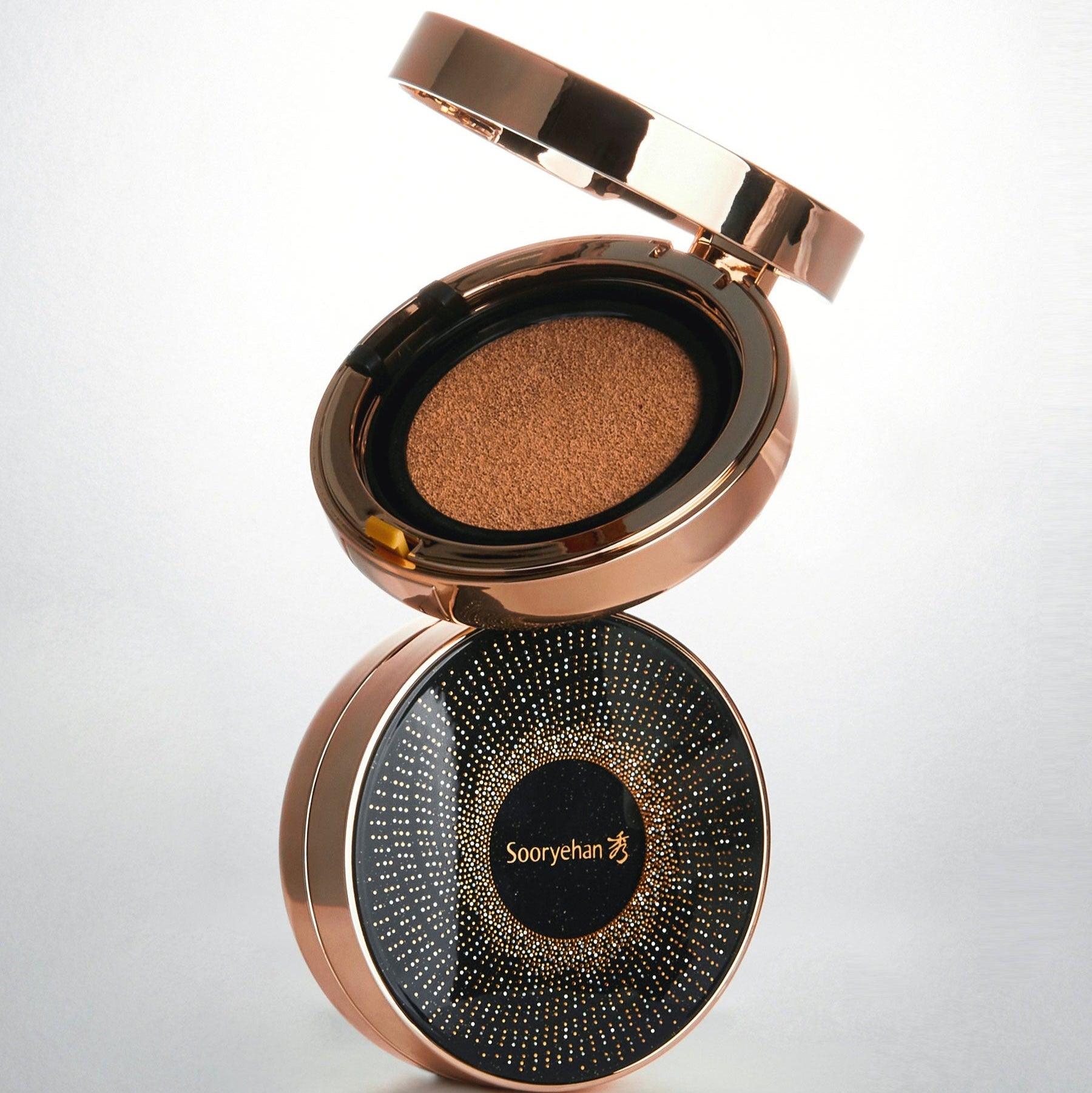 SOORYEHAN Beautiful Black Ginseng Cushion Project 15g : coussin maquillage noir doré, brand et boîtier ouvert sur fond clair.