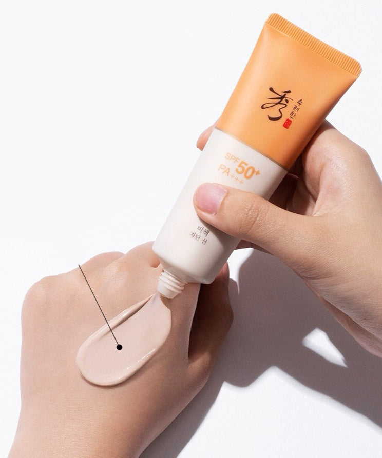 Décris l'image en français en mentionnant le produit, la marque et le contexte visuel : SOORYEHAN Bi-Cheok-Ja-Den Sunscreen 50ml