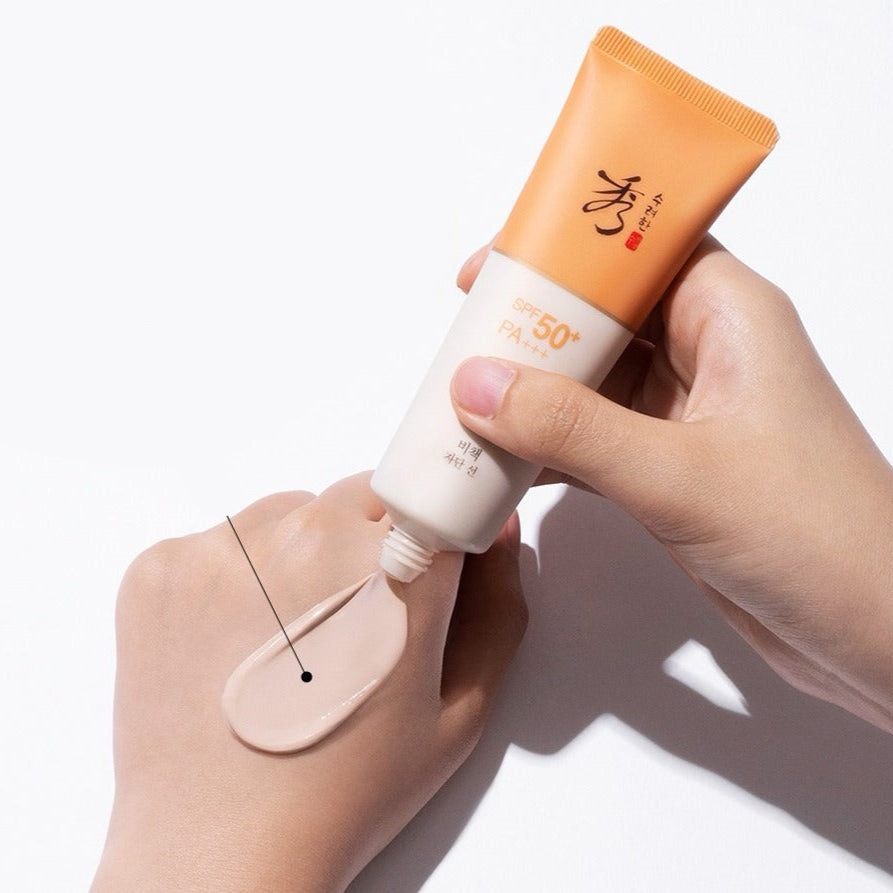 Décris l'image en français en mentionnant le produit, la marque et le contexte visuel : SOORYEHAN Bi-Cheok-Ja-Den Sunscreen 50ml