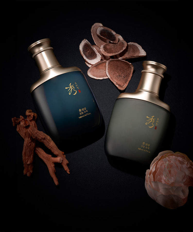 SOORYEHAN Cheosam Geonyang Yuyeok 140ml, flacons cosmétiques sur fond sombre avec accessoires traditionnels.