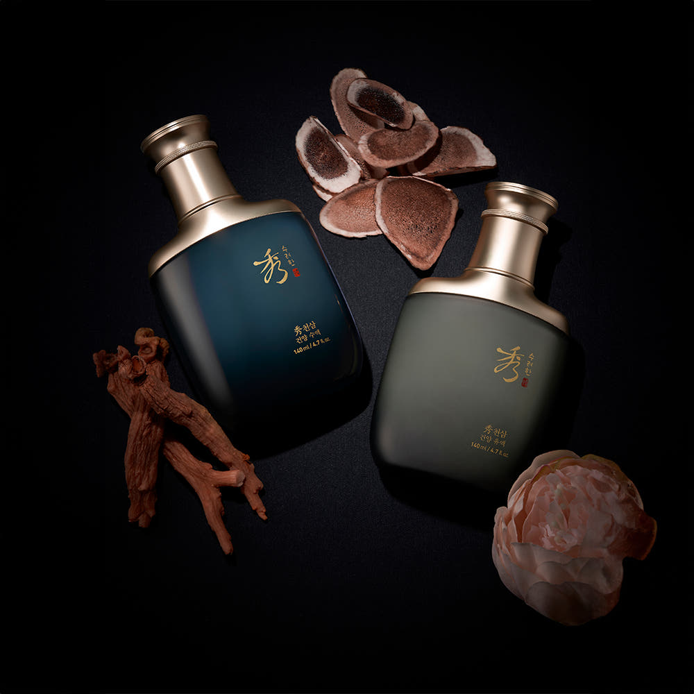 SOORYEHAN Cheosam Geonyang Yuyeok 140ml, flacons cosmétiques sur fond sombre avec accessoires traditionnels.